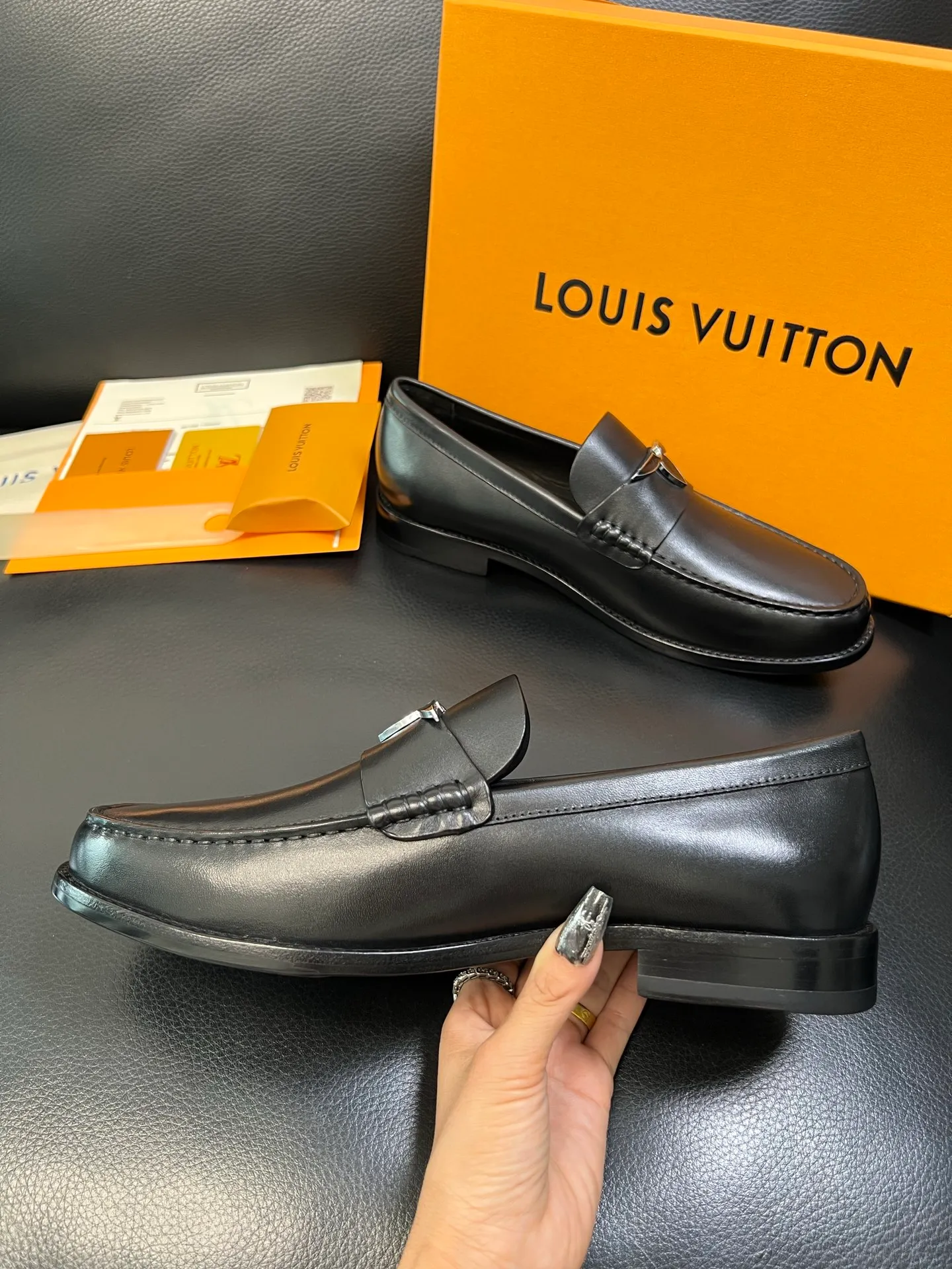 Men's shoes 💰920 Lv high quality top crafts Louis Vuitton leather shoes counter synchronized with original factory configuration, uppers imported from Italy, imported water-dyed cowhide lining, soles: original genuine leather soles specially provided by the original factory, original factory and single goods, welcome to compare, code number 39-44 (customized 38 45 46)
